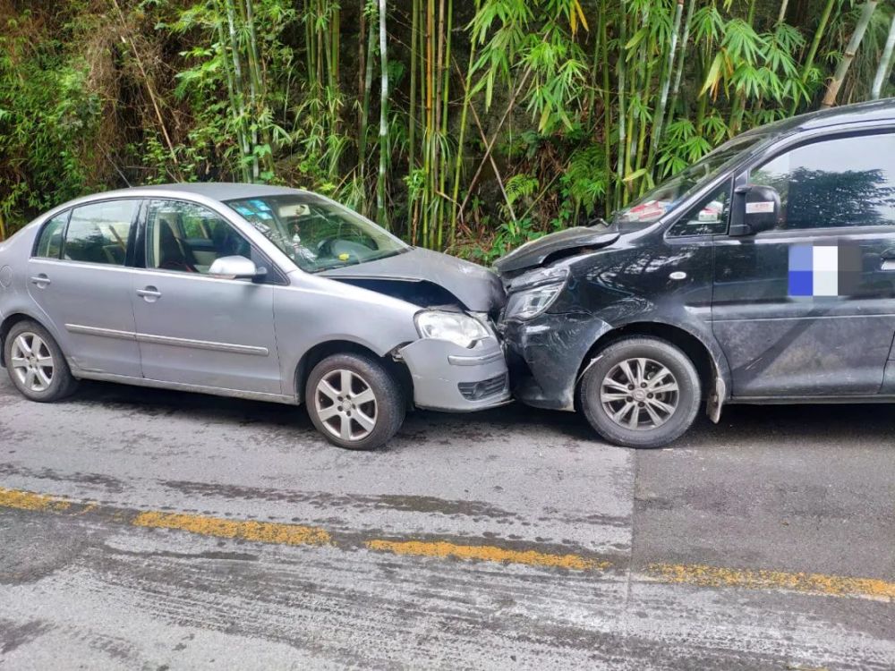 赤水赤长线发生一起轿车与小型普通客车相撞的交通事故