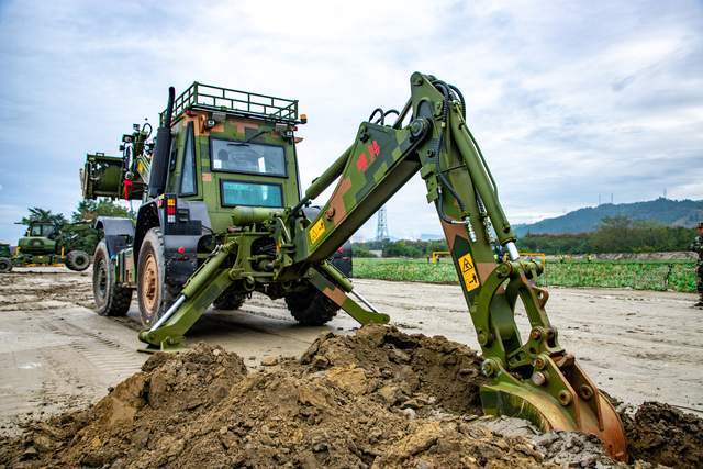 新装备演示:glg081u型轮式多用工程车新装备演示:滑移式轮式装载机新