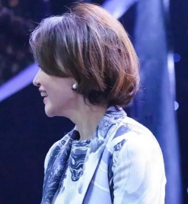 董卿穿印花西装显高级发型耳环也变加分项不愧是著名主持人