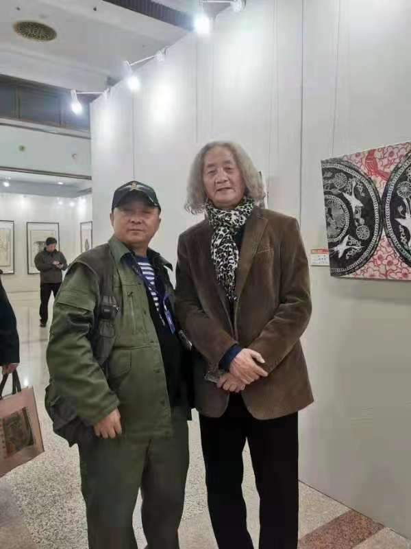 著名画家王仲先生为军品大王李长东签名"延安精神"