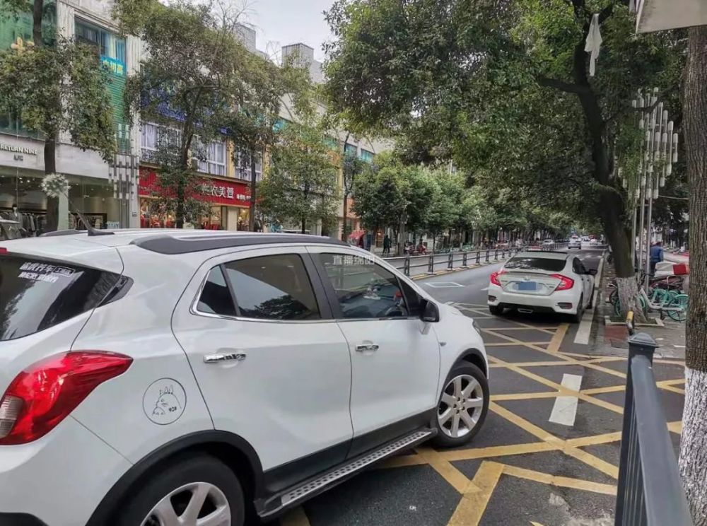车停在黄色网状线内是违法他们说出来的话更让人寒心