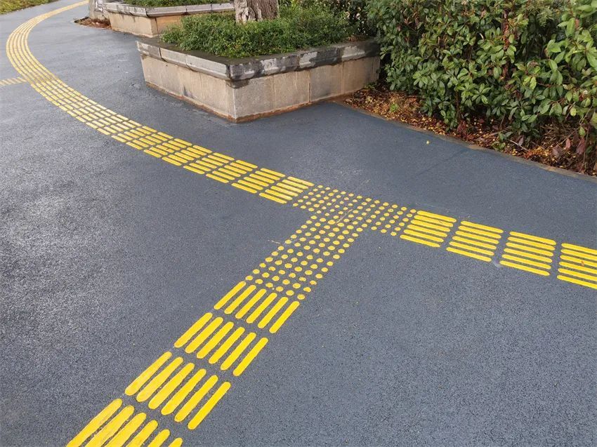 路面整洁,绿化规划合理美观,盲道设置合理规范,停车位标识标线清晰