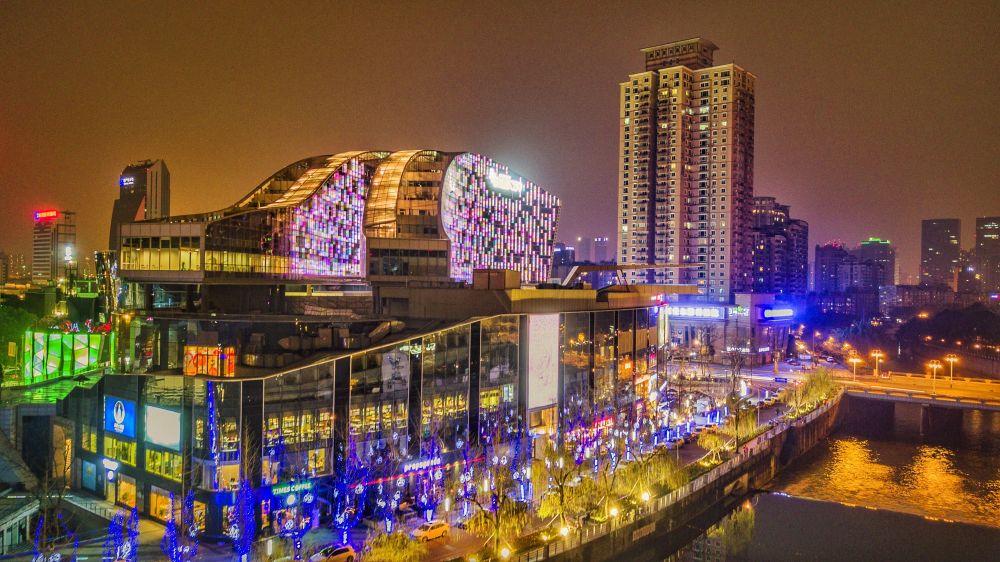 图像中留下的是60年前的成都猛追湾游泳池,再说清楚些叫:儿童戏水池.