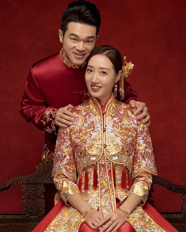 奥运冠军作弊石智勇晒婚纱照矮妻子7公分反倒高出半个头
