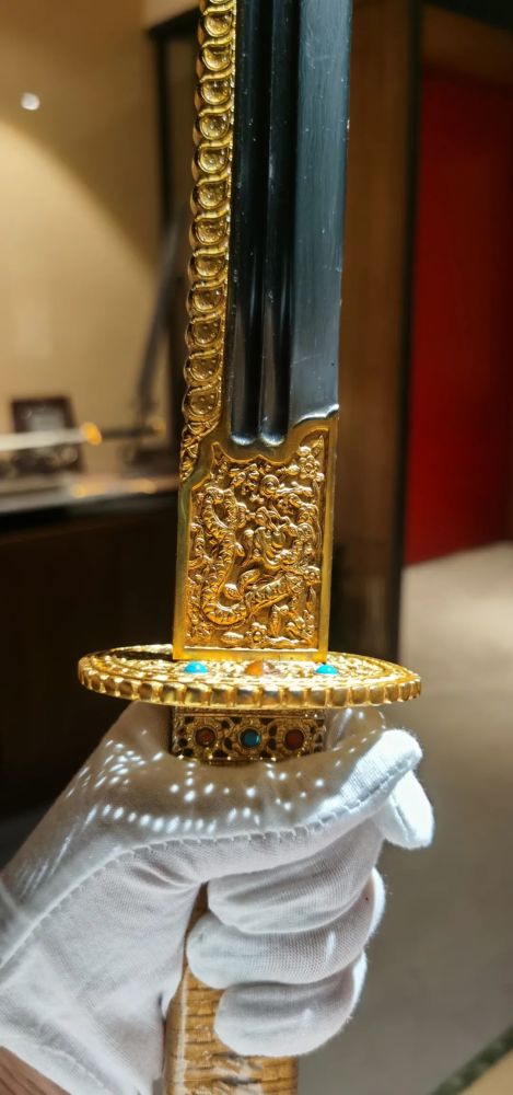 龙泉宝剑古兵焕新颜张叶胜大师复刻乾隆大阅刀