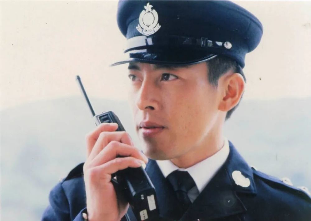 而吕颂贤1998年主演的tvb警匪剧《离岛特警》,更是创下43点的高收视率