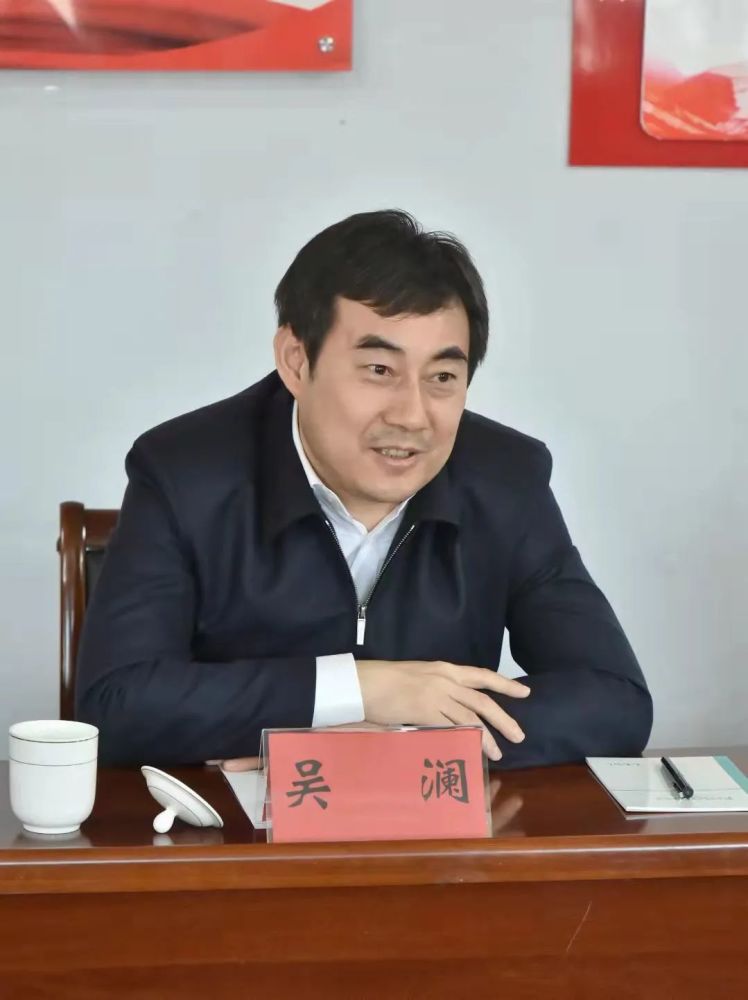 他先后来到困难群众李泰山和李萍家中,细致询问查看困难群众生产生活