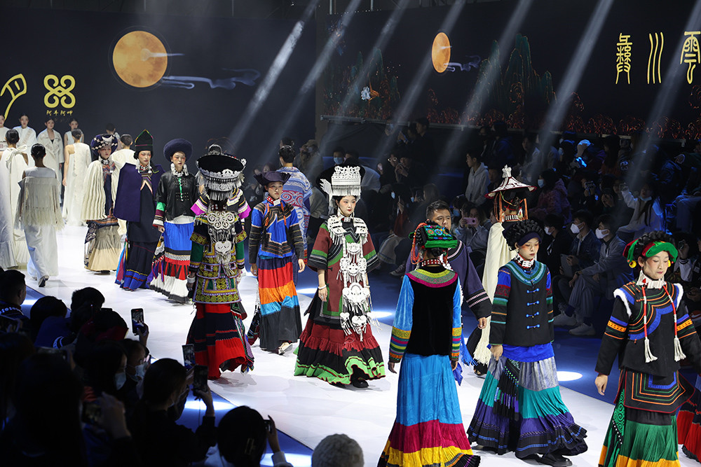 方言区显著特征的服饰风格到如今的传统服饰文化及手工技艺的时尚表达