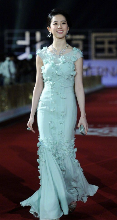 刘亦菲这气质无敌了,穿粉色薄纱裙走红毯,比旁人白好几度!