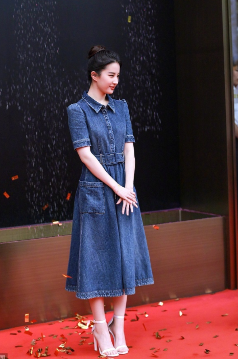 刘亦菲这气质无敌了穿粉色薄纱裙走红毯比旁人白好几度