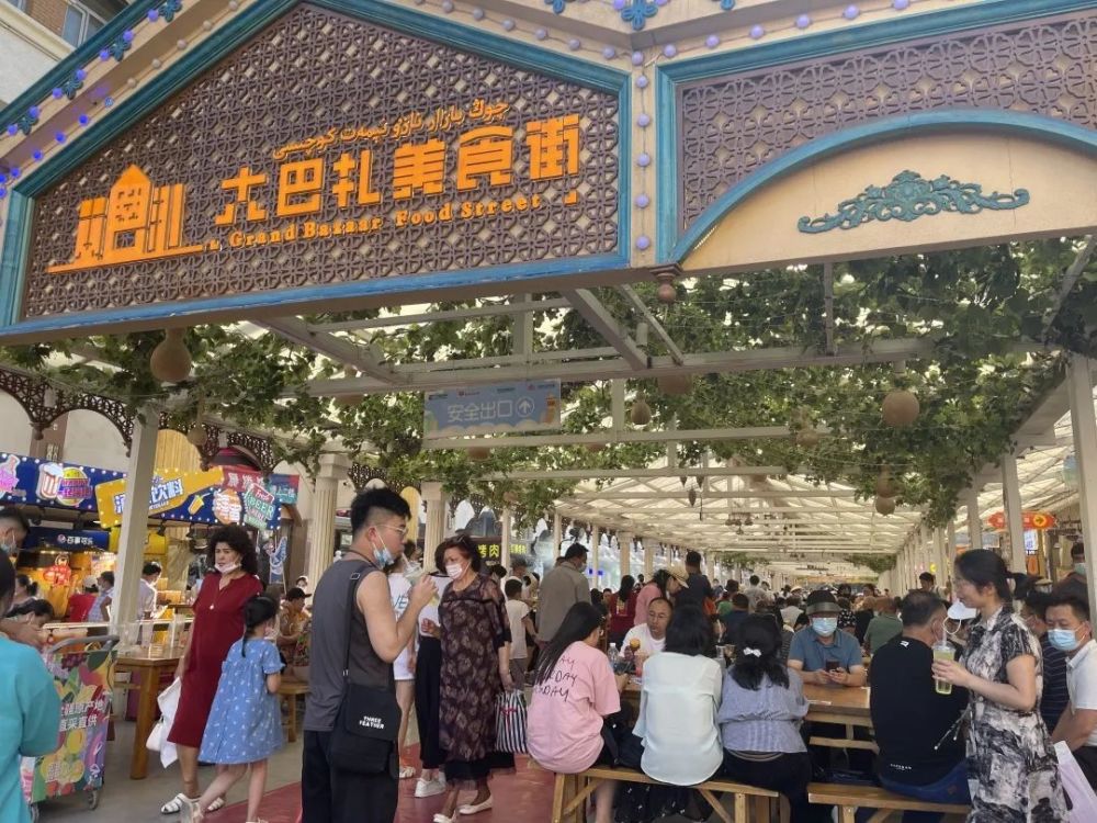 最珍贵的老味道,氤氲升腾在大巴扎美食街的夜里.