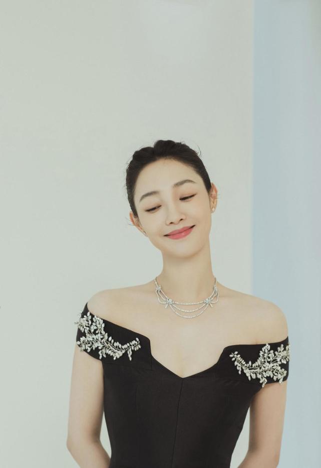 白百何这次真豁出去了穿一字肩长裙秀锁骨这状态不像37岁