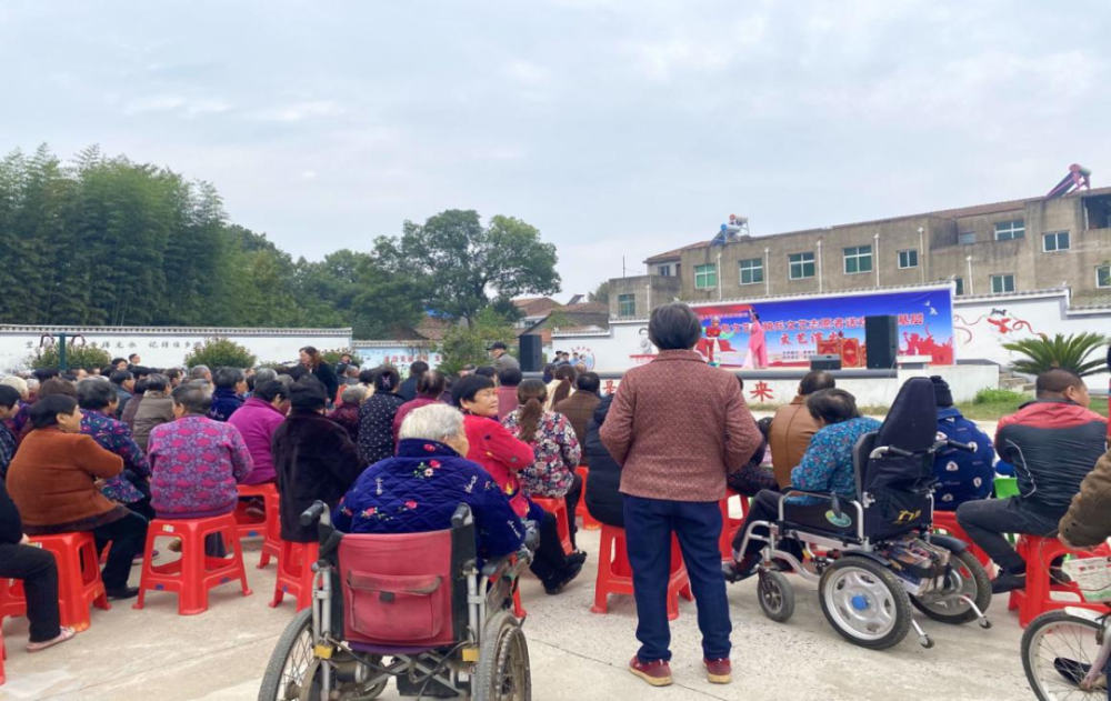 "安陆市辛榨乡高店村村民高万强早早就推着坐轮椅的母亲来到文化广场