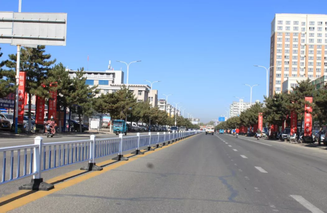 宁城大宁路交通护栏即将安装完成