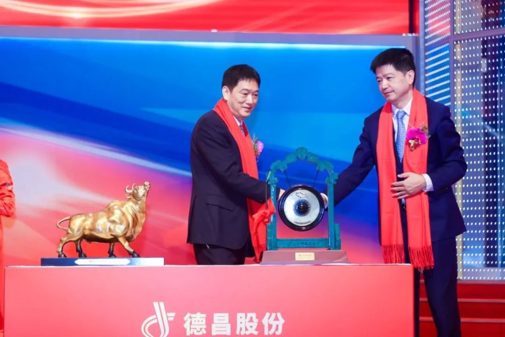 宁波德昌电机股份有限公司董事长,总经理黄裕昌(左)与上海证券交易所