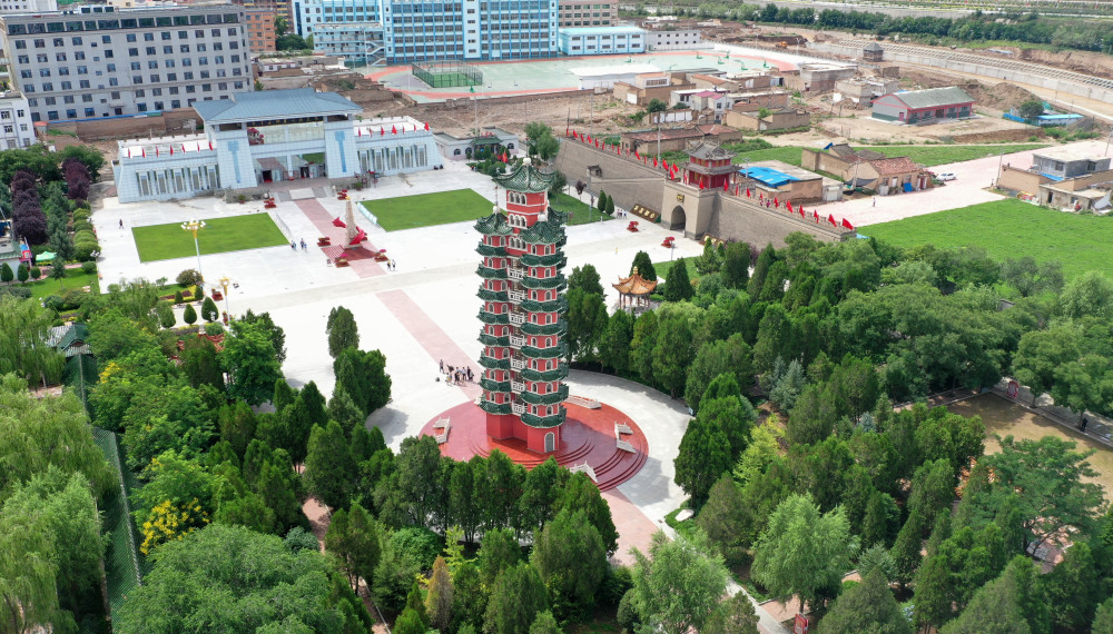 游客在甘肃会宁红军会师旧址内参观(2020年7月15日摄).