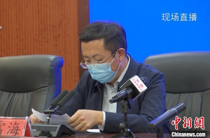 图为新闻发布会上,阿拉善盟行署副盟长雷海发布阿拉
