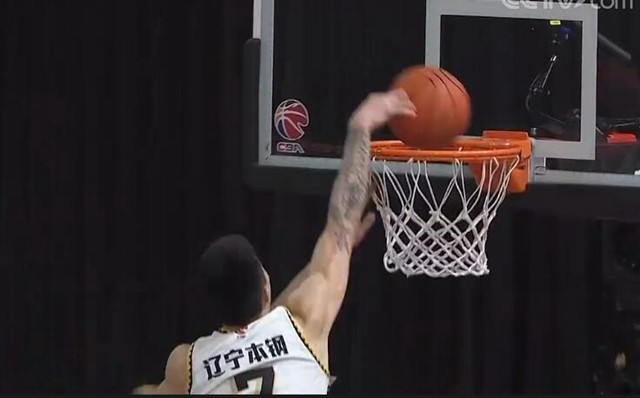 cba 生猛！CBA名场面：2年级扣将战斧隔扣，韩德君表情狰狞，杨鸣惊呼