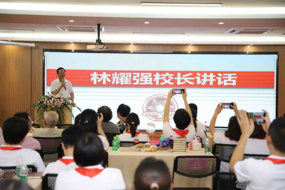 林耀强校长讲话在颁奖仪式上,张晓煌副校长为热心校友颁发纪念品,热心