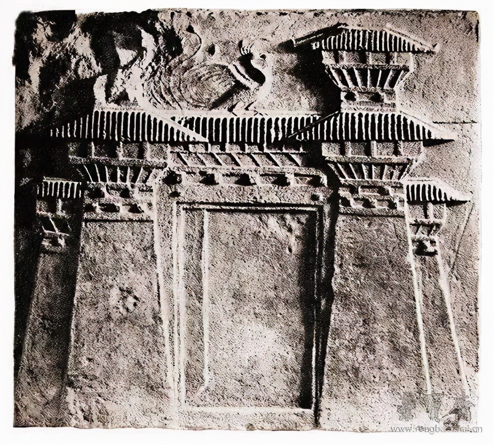 在四川简阳出土的一幅画像石中两阙与大门相连,阙上分别立一凤鸟,并有