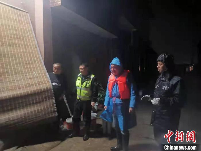 雨鞋排行榜_单品推荐|因为一双雨靴,最近整个时尚圈都在盼下雨(2)