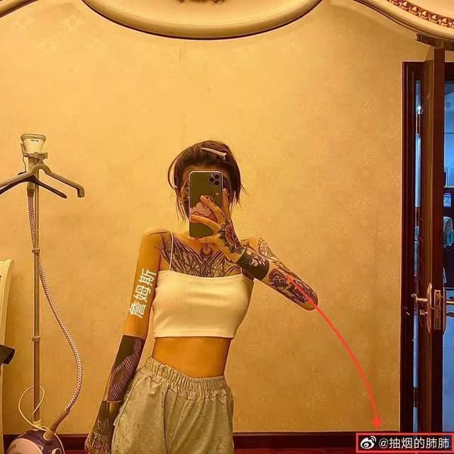 这纹身跟这个女网友胳膊上的纹身一模一样,有戏吗?有戏!