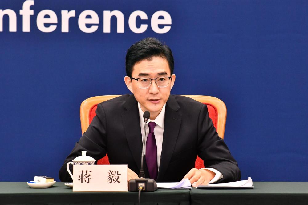 国家发展改革委体改司副司长蒋毅回答记者提问(图片来源:国家发展改革