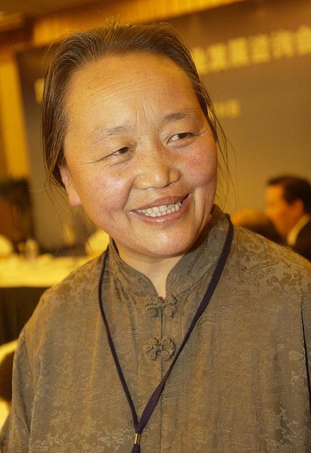 西藏低调的女富豪:曾为拜师翻越3座大山,现年近7旬身价百亿
