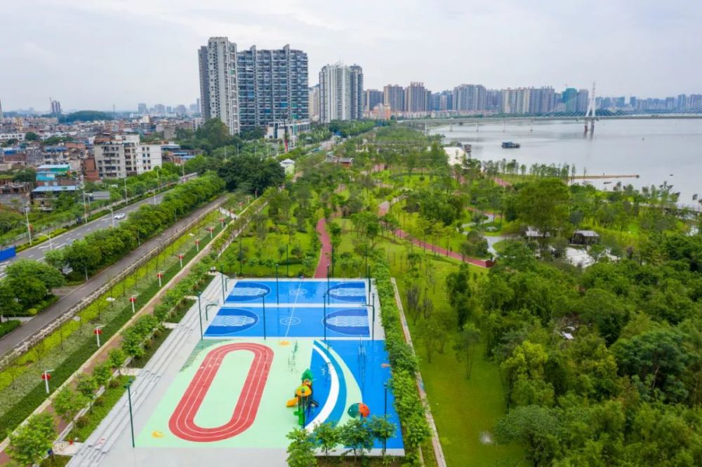 公示显示,北岸公园东延伸段西起伦洲大桥,东至飞霞山市民体育公园,紧