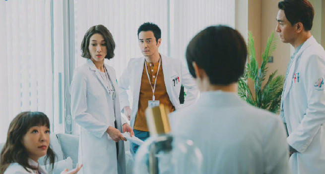 《星空下的仁医》,钟嘉欣回归荧幕,饰演儿科医生好飒好干练!_腾讯新闻