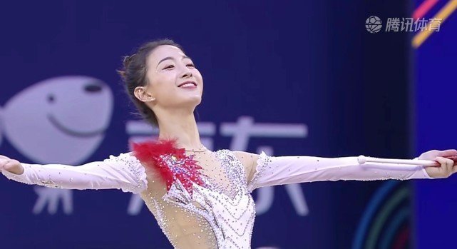 超新星运动会"名场面":艺术体操美娜秀美腿 杨超越闭眼射箭中9环