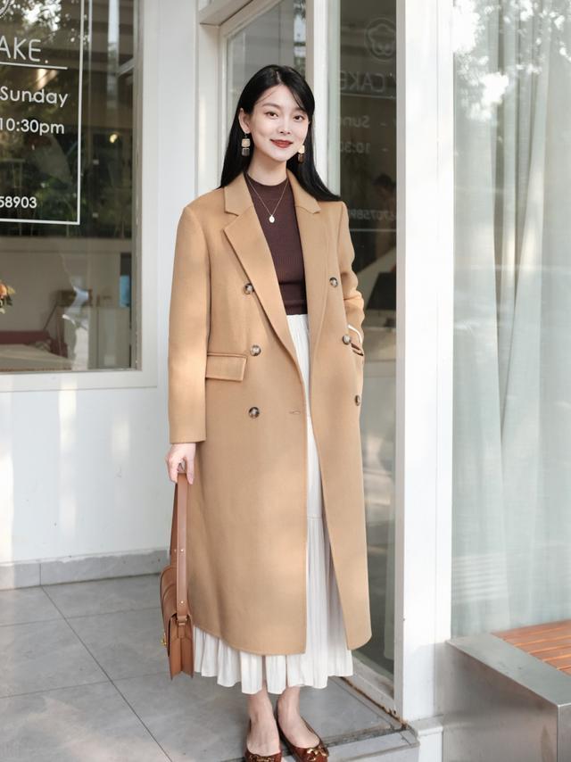 还有一种非常经典的穿法,就是"驼色大衣 同色系内搭".
