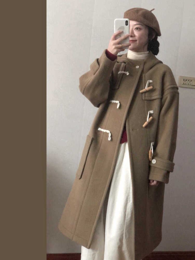 今冬流行牛角扣大衣,搭配高领针织衫和长裤,保暖舒适又洋气
