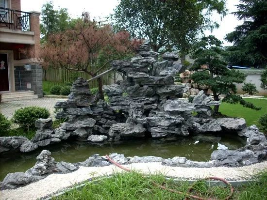 庭院假山水池庭院黄蜡石假山水池:假山水池是庭院中不可缺少的点缀