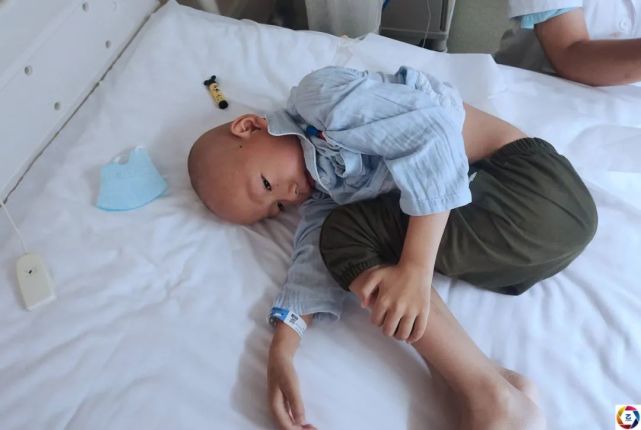 突然间她的电弧铃声响起,她被告知儿子刘毅阳被送进了医院icu抢救