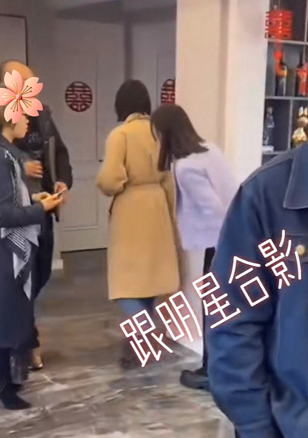 女星辛芷蕾现身婚礼，男粉丝争相合影，穿着高奢却秒变一米五