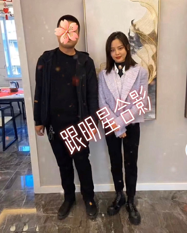 女星辛芷蕾现身婚礼，男粉丝争相合影，穿着高奢却秒变一米五