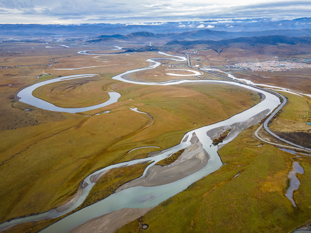 四川阿坝:月亮湾湿地河流流淌 牦牛群草原进食_腾讯新闻