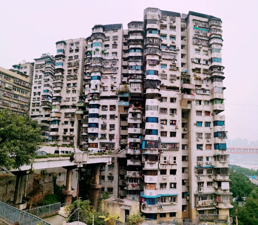 重庆一小区高24层没电梯住户没怨言游客甘愿爬楼看美景