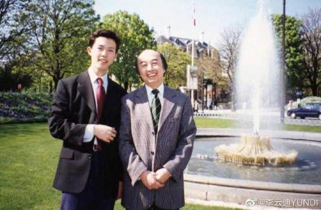 目前转调到深圳艺术学校,旗下最著名的学生除了李云迪还有钢琴家陈萨