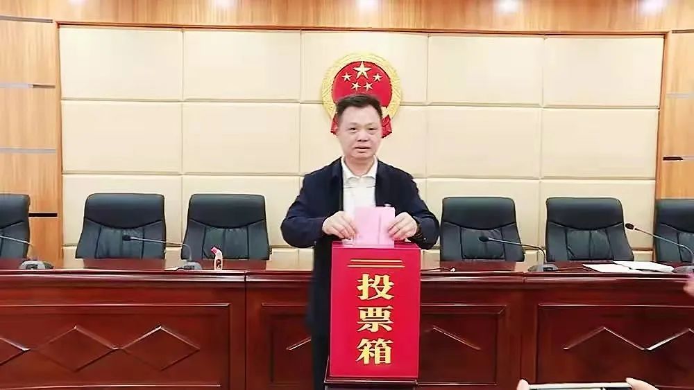 华益,许新华等市四套班子领导分别在各自选区郑重地投下了神圣的一票