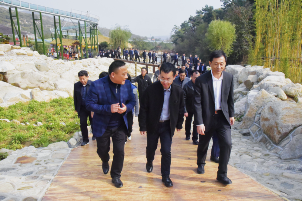 参观了椿树沟特色农产品展示,听取了山东东蒙企业集团董事长赵玉林