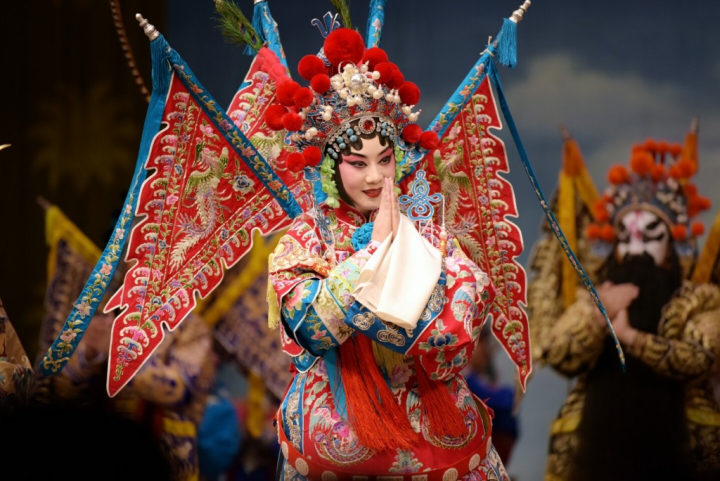 京剧靠的是传承靠的是文化底蕴而不是脱衣献丑博人眼球