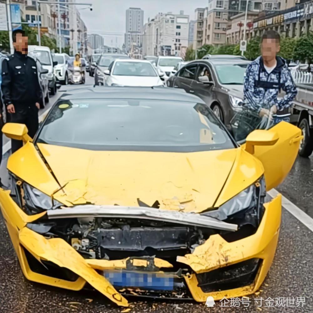 就是斑马线,涉事的是一辆黄色兰博基尼,与一辆白色轿车,跑车追尾轿车