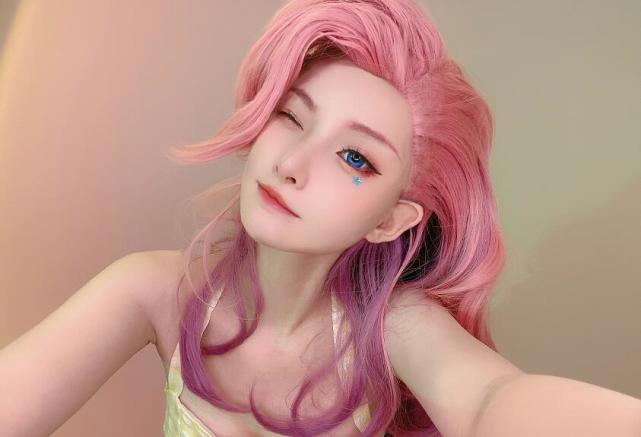 身披婚纱造型精致,但齐膝袜却破了两个洞|coser|魔王|cosplay|二次元