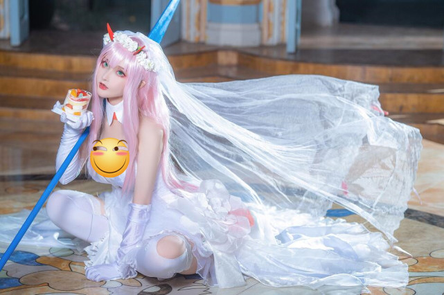 魔王最新cos作品身披婚纱造型精致但齐膝袜却破了两个洞