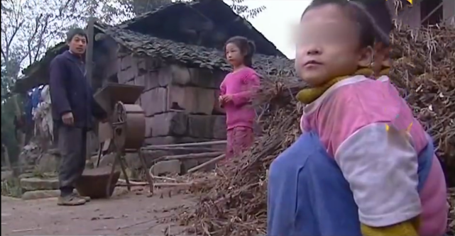 男孩吃活鸡活鸭被村民称为狼孩解开真相后让人心酸