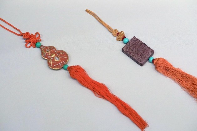 紫金锭佩清故宫博物院藏紫金锭佩两件,用于佩挂在衣襟,腰带上.