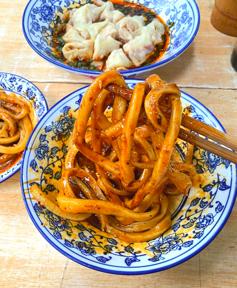 成都超火爆的甜水面1碗5元钱每天卖出500碗老板娘可爱