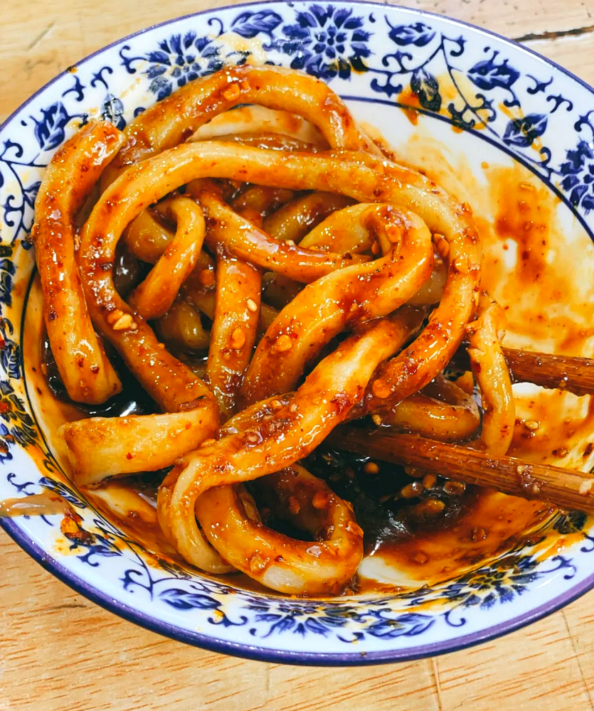 成都超火爆的甜水面1碗5元钱每天卖出500碗老板娘可爱